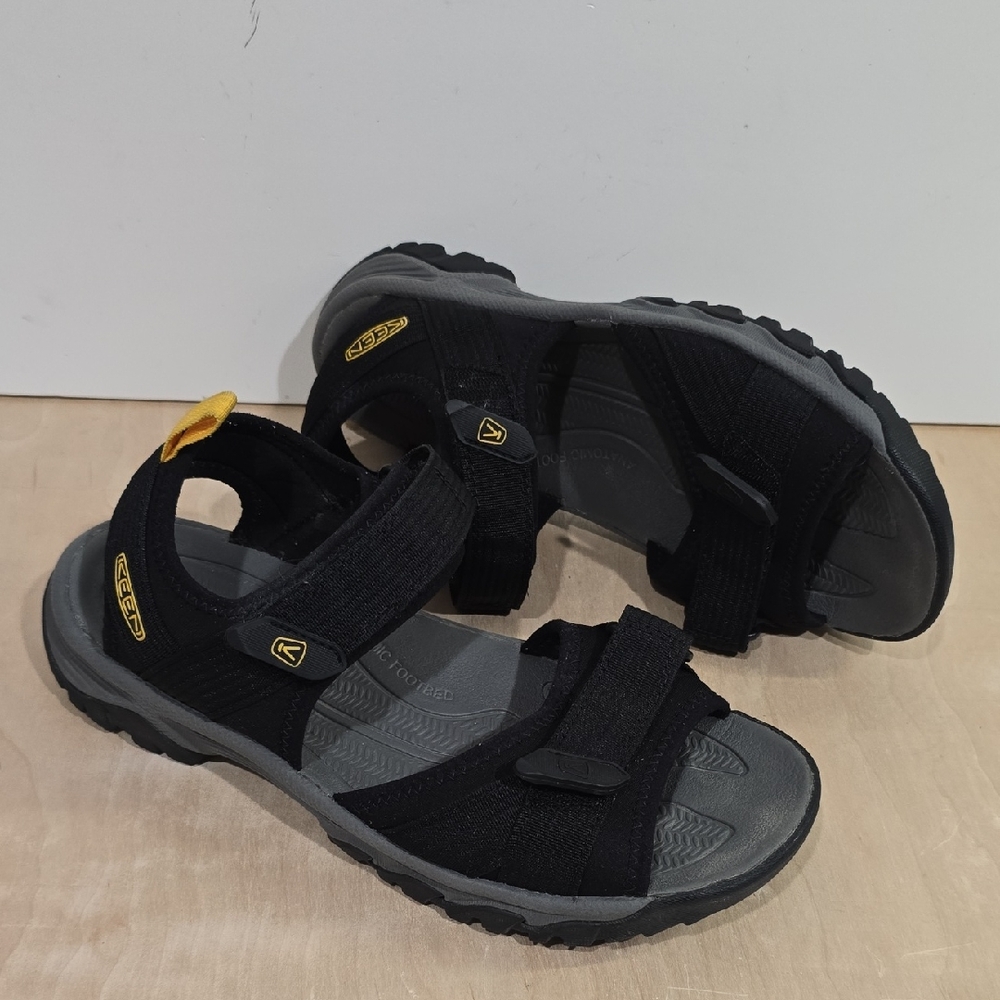 ❌️ Keen Men's Black and Yellow Strap Sandals